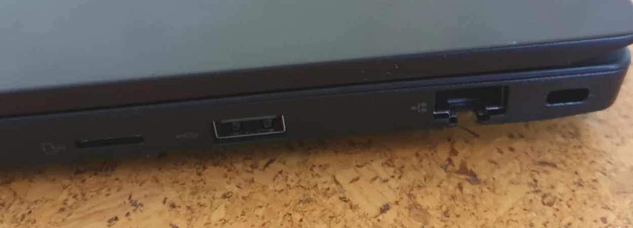 Aansluitingen rechts - MicroSD-lezer, USB 2.0, gigabit ethernet (RJ45) en een kensington-slot.
