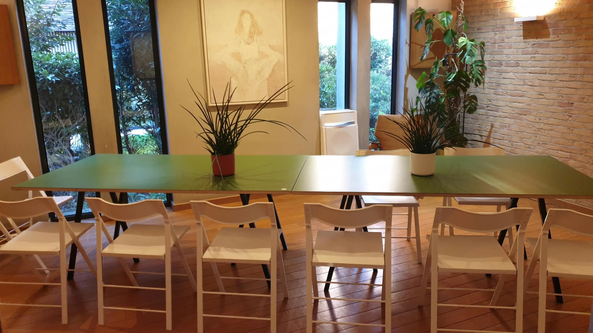 Lange vergadertafel met 14 zitplaatsen in ESPAI.GENT