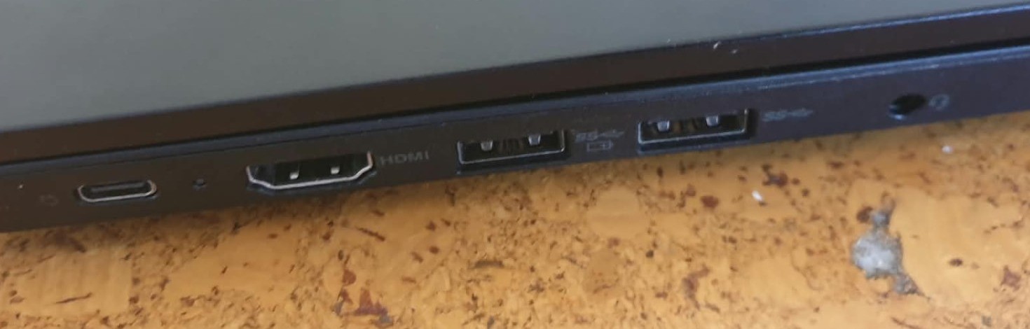 Aansluitingen links - USB-C, HDMI en twee keer USB 3.1, plus een hoofdtelefoonaansluiting.